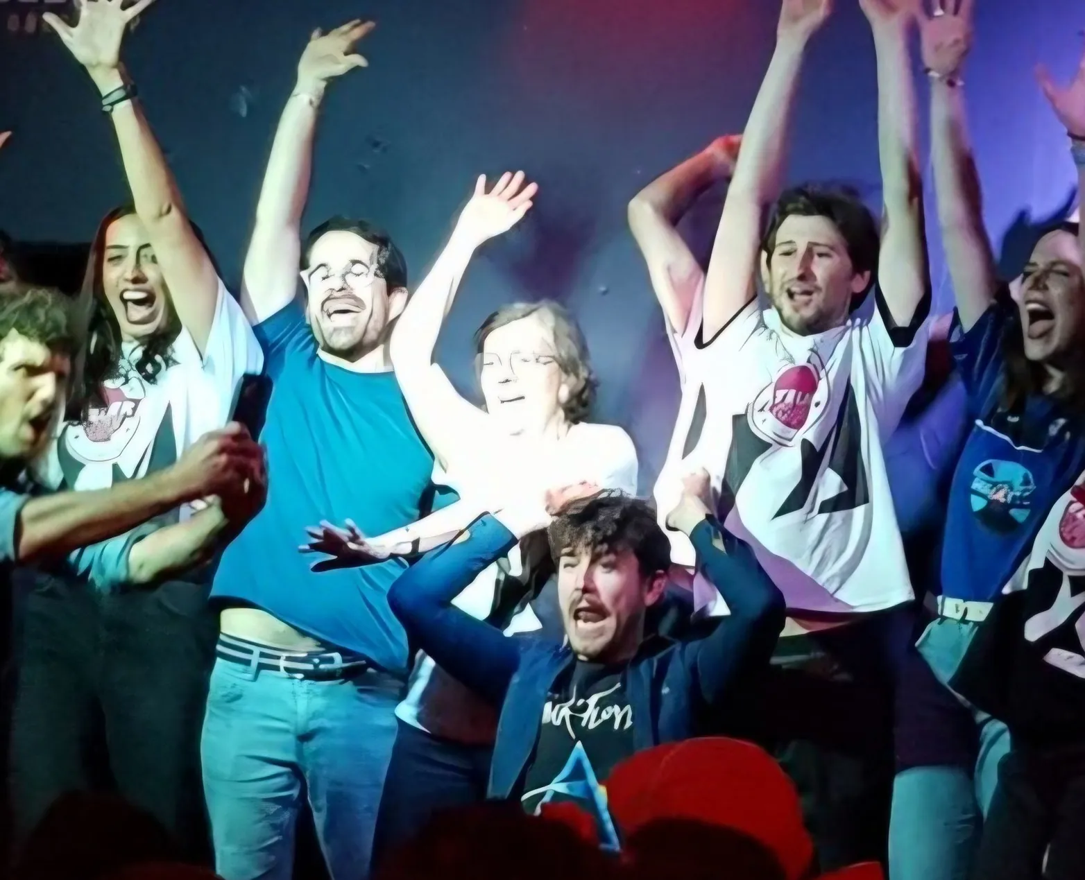 Improvisateurs de l'Atelier Off célébrant un moment de spectacle avec le public