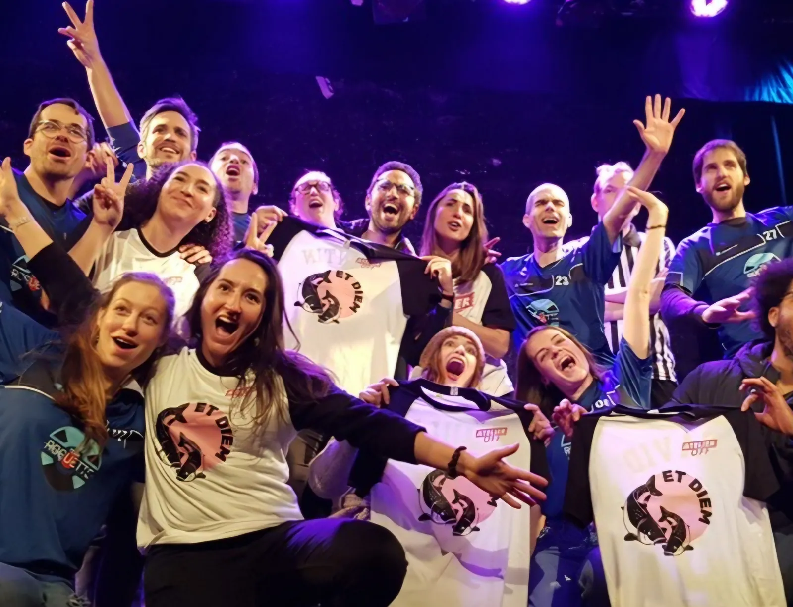 Élèves de l'Atelier Off célébrant ensemble un spectacle d'improvisation