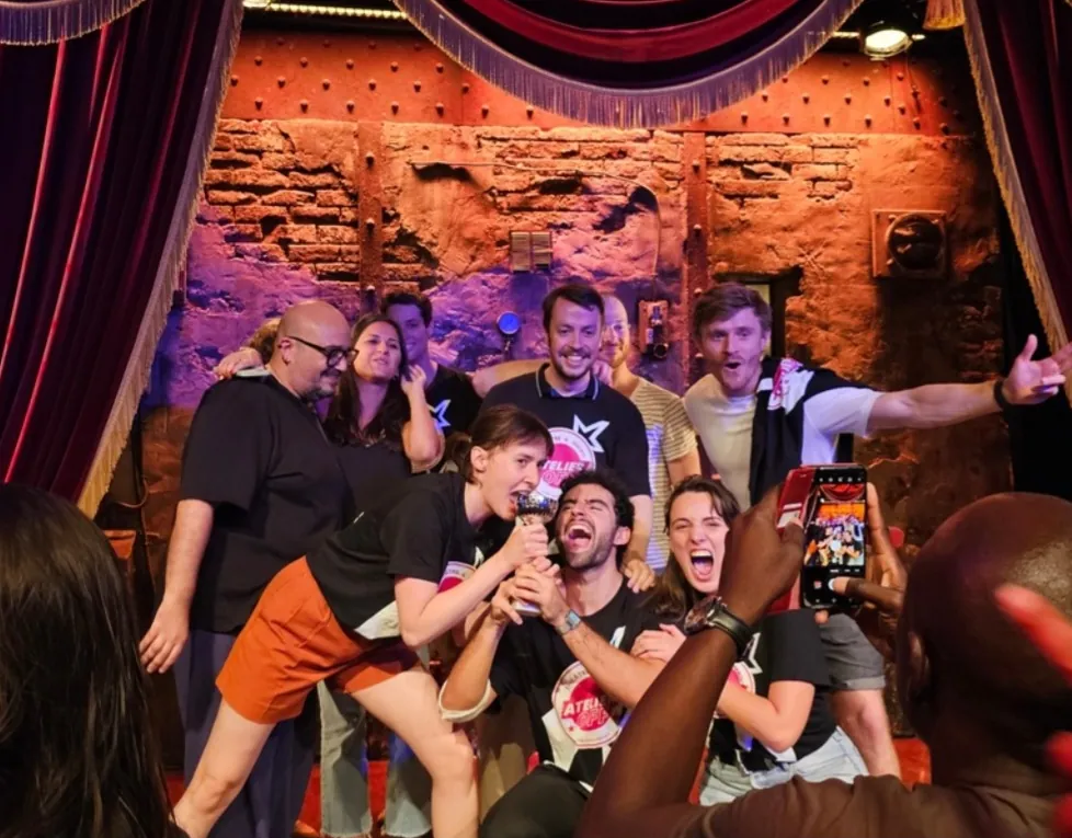 Troupe d'improvisation de l'Atelier Off réunie sur scène