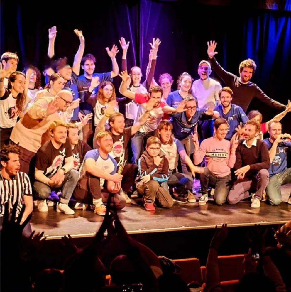 Élèves et professeurs de l'Atelier Off réunis sur scène après un tournoi d'improvisation