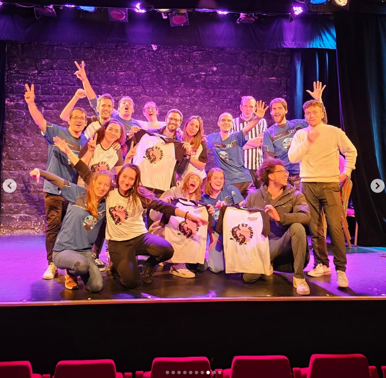 Équipe d'improvisation avec maillots sur scène