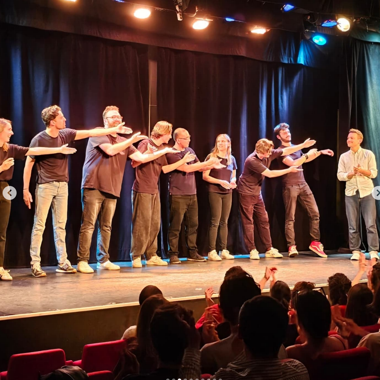 Salut final d'un spectacle d'improvisation