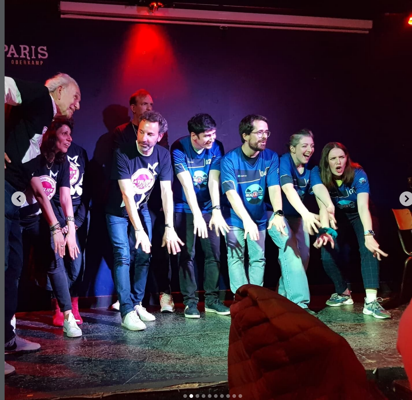 Troupe d'improvisation en action sur scène