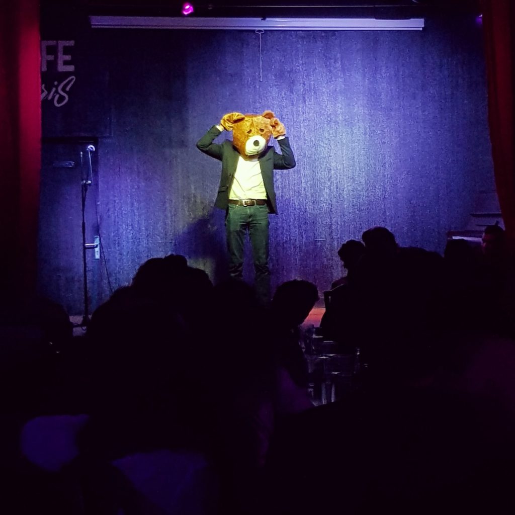 deguisement ours sur scène pour un sketch