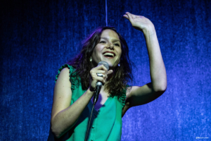 Spectacle d'une comédienne de stand up